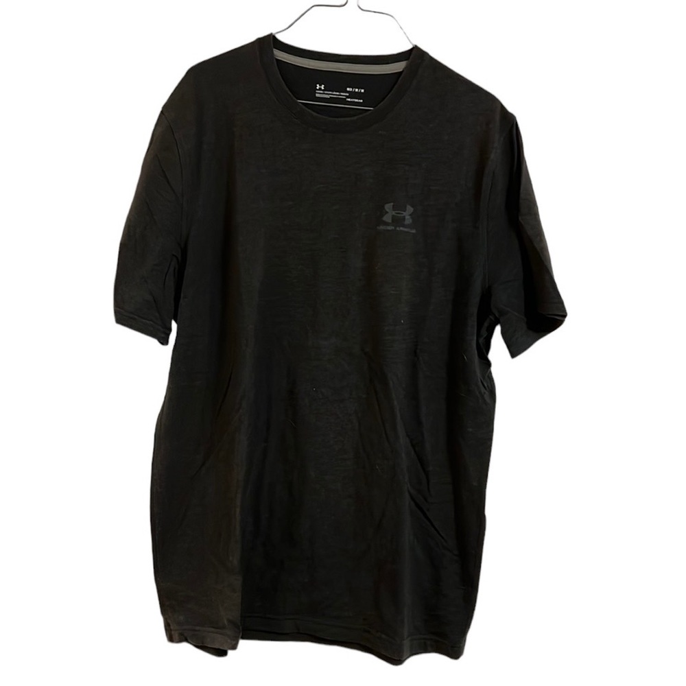 Size medium men’s black under armour tee